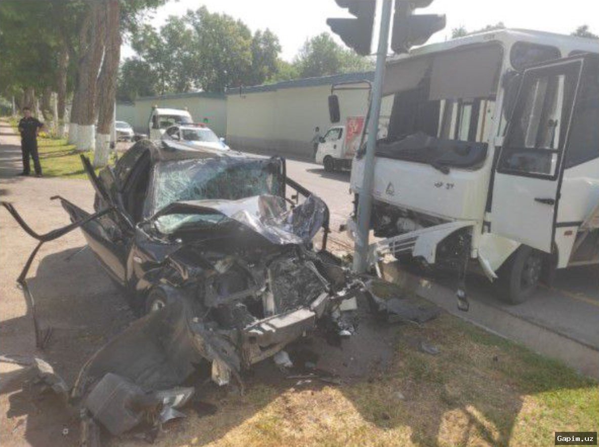 🚌⚠️ Bus and Electric Car Collision in Tashkent