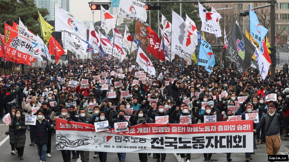 🚚💥 Truck Crashes into Protesters in South Korea: One Killed