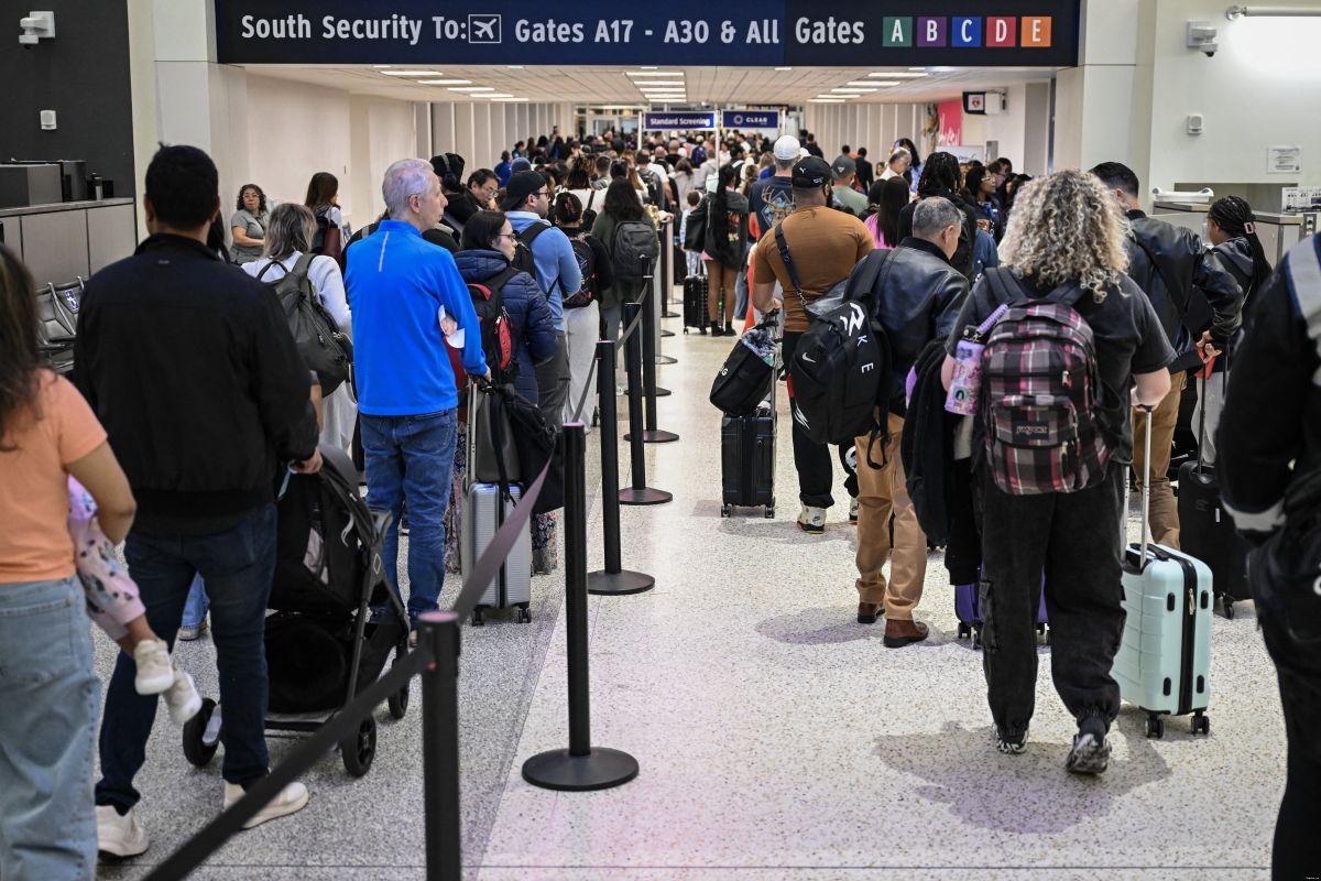 💸✈️ US Airport Chaos as Unpaid TSA Workers Quit, Delays Snarl Travel