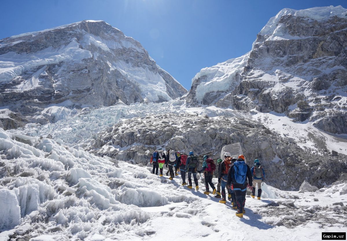 🏔️🧊 Everestda muz to'sig'i bartaraf etildi: alpinistlar yo'li ochildi