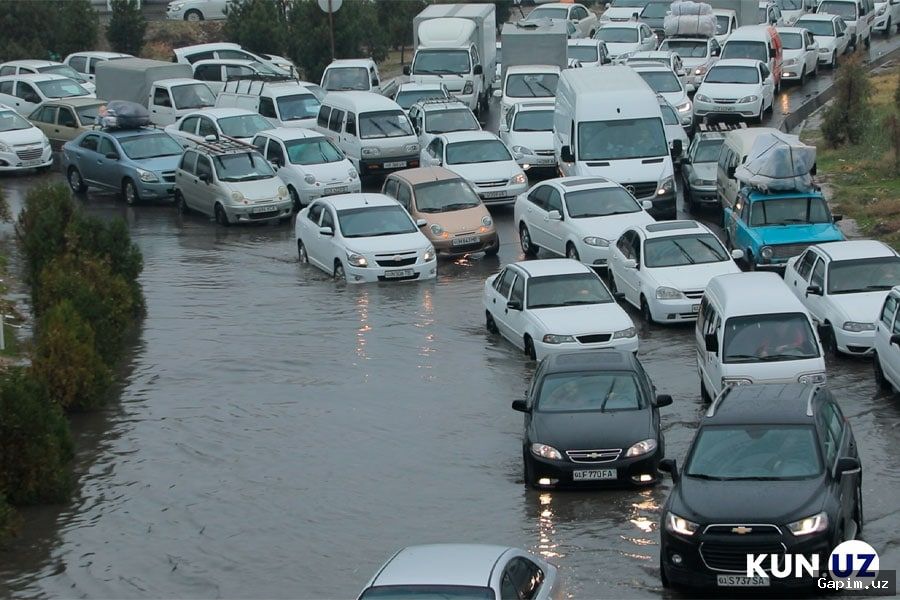 🌧️🚇 Tashkent's Chorsu Metro Station Entrance Flooded Due to Blocked Irrigation Networks