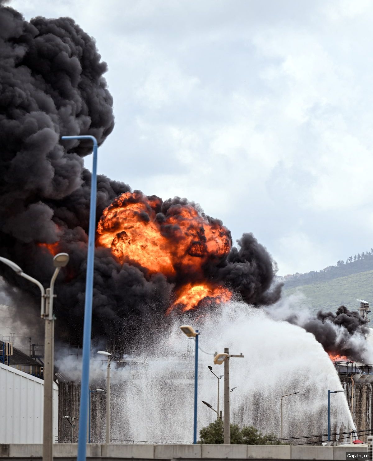 💥🛢️ Iranian Attack on Kuwaiti Oil Tanker in Dubai Port: Fire Extinguished, Spill Risk Warned