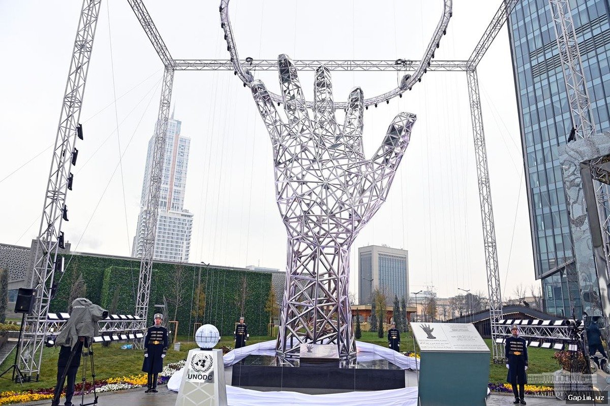 🚔🕊️ В Ташкенте открыли мемориал погибшему инспектору ДПС