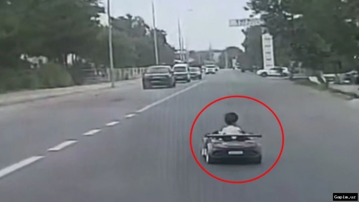 🚗🚸 В Ташкенте ребенок выехал на дорогу на игрушечном электромобиле