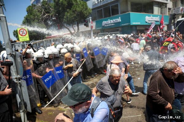 🇹🇷⚖️ В Турции полиция разогнала протест в поддержку оппозиционного лидера Озгюра Озеля