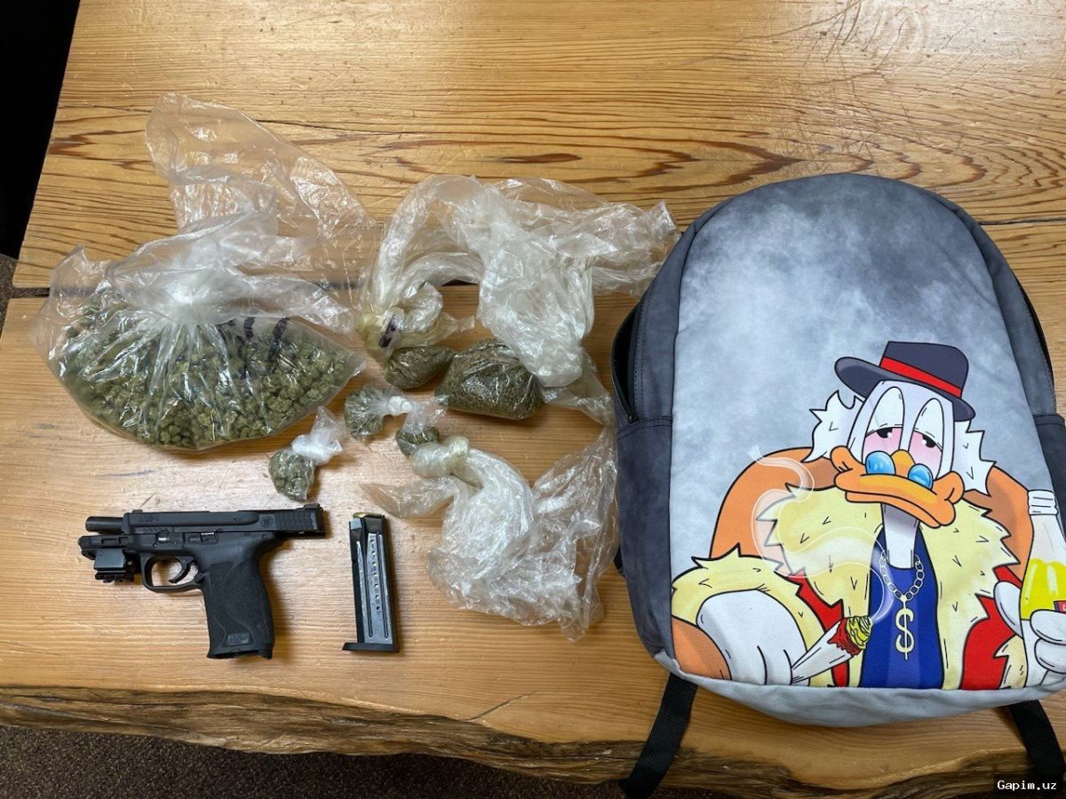 🧳🚔 Ikki oʻsmir xayriya doʻkonida qoldirilgan sumkada nasha va pul topilganidan keyin hibsga olindi