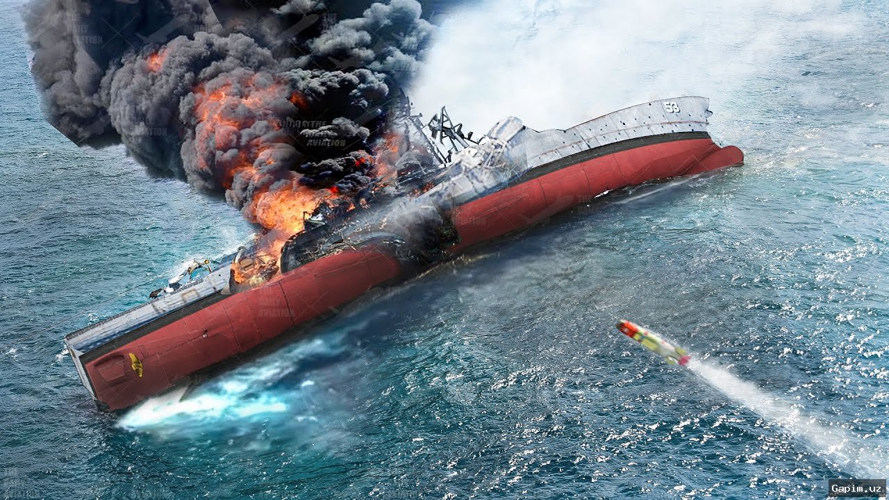 🚢💥 US Navy Sinks Enemy Warship by Torpedo for First Time Since World War II