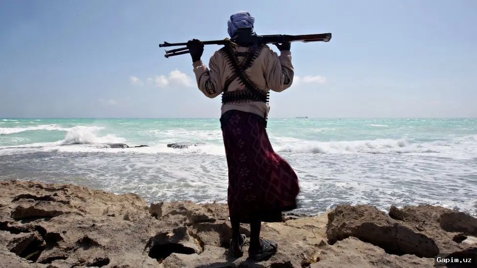 🏴‍☠️⛽ Somali pirates hold Pakistani sailors hostage: Families plead for government action