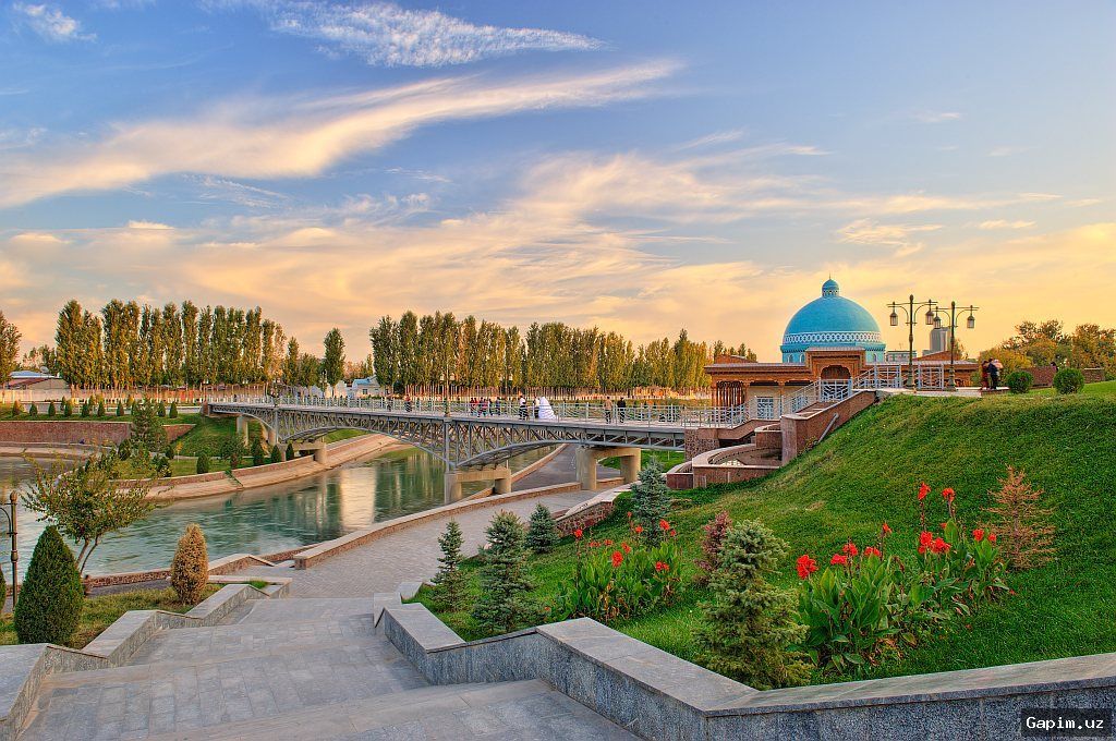 🇺🇿🌺 President Shavkat Mirziyoyev visits Victory Park in Tashkent, participates in remembrance ceremony