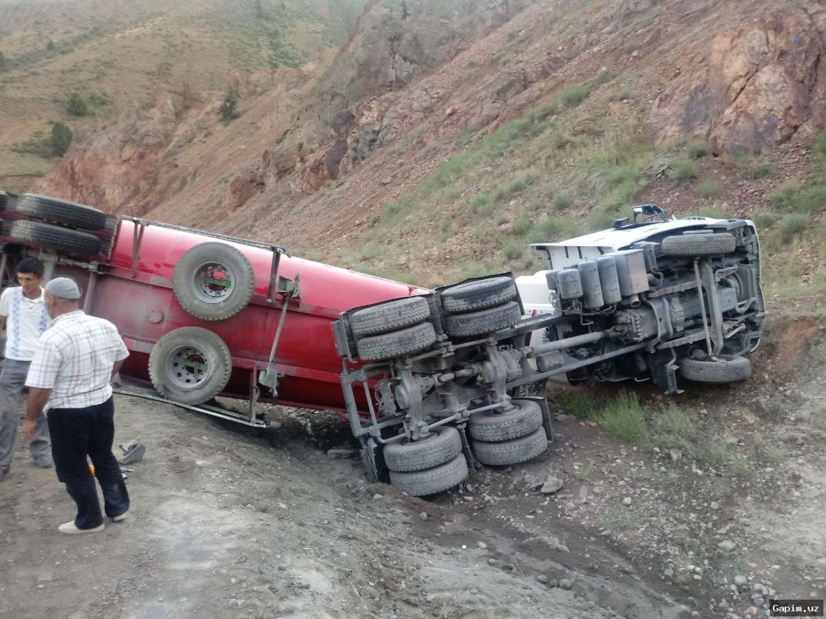 🚚🛣️ ДТП на перевале Камчик: Грузовик опрокинулся, груз рассыпался по дороге