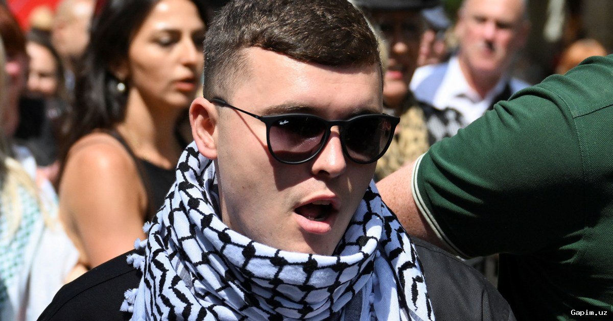 ⚖️🚫 UK Prosecutors Lose Appeal to Reinstate 'Terrorism' Charge Against Irish Rapper