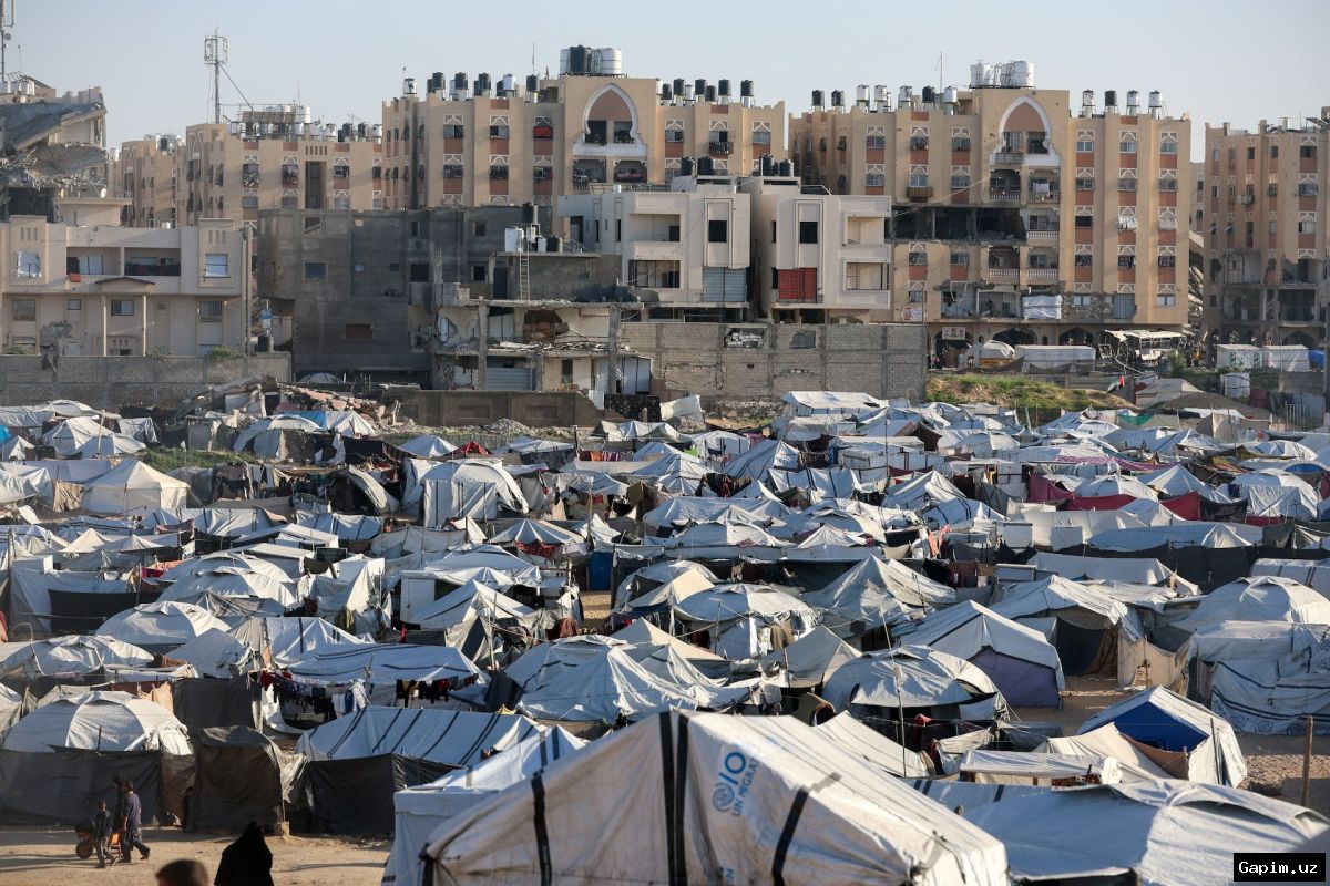 🏚️💔 Destruction in Gaza: People Build Homes from Mud and Hair
