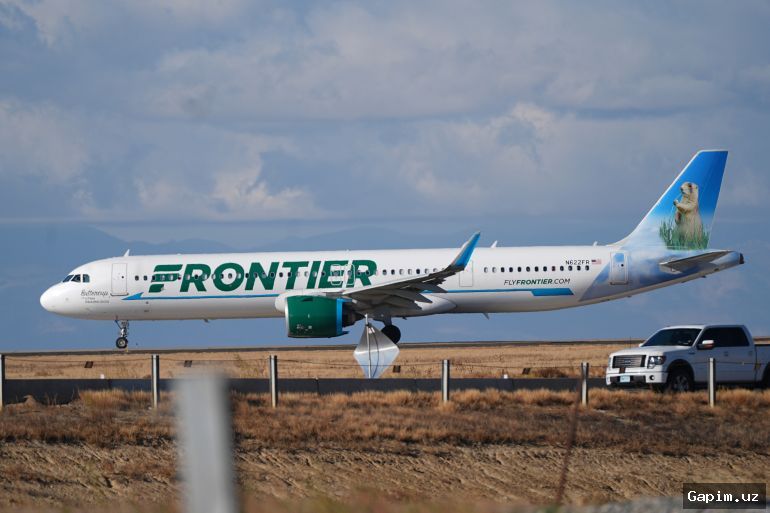 ⚠️✈️ AQShda aeroport panjarasidan oshib o‘tgan shaxs samolyot urilishida halok bo‘ldi