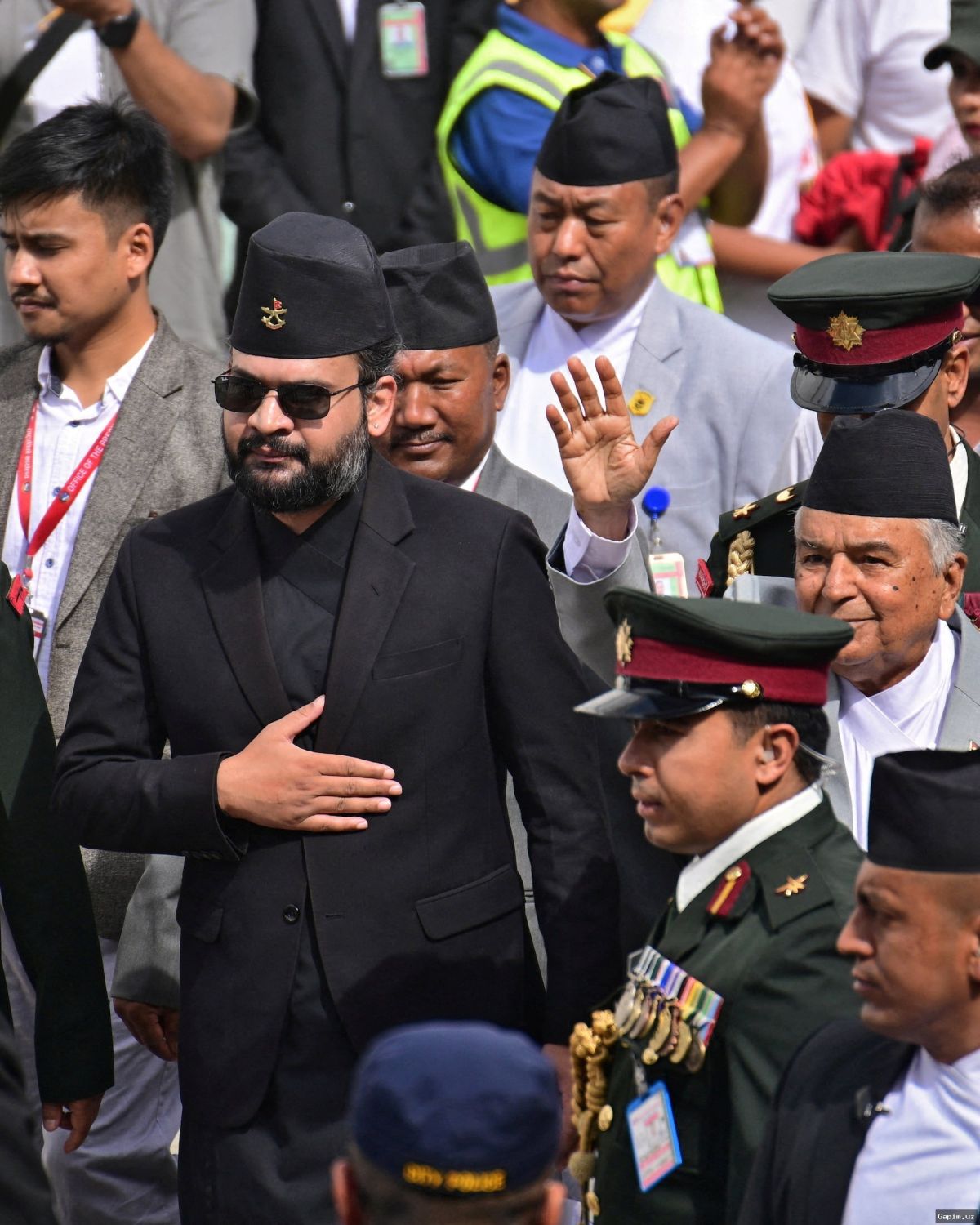 🎤🗳️ Political Showdown in Nepal: Rapper-Turned-Mayor Balen Shah Challenges Veteran KP Oli