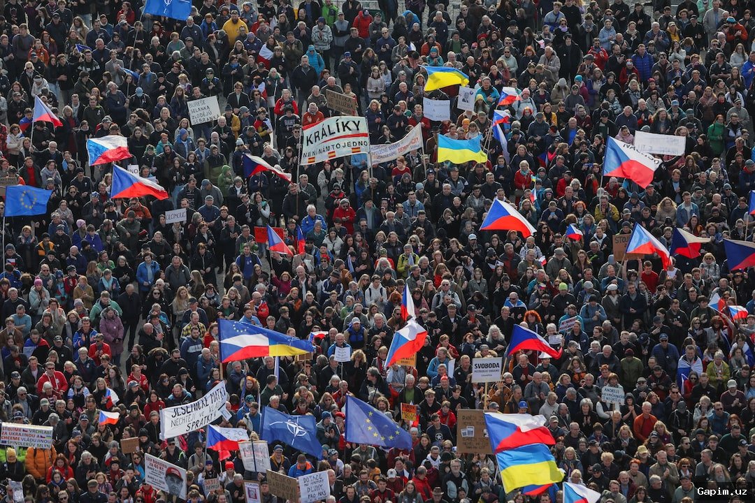 ⚖️🇨🇿 Mass Protests in Prague: Czech Government Accused of Democratic Backsliding and Pro-Russia Shift