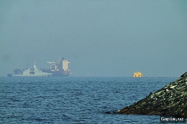 ⚓️🚢 Bulk carrier attacked by small craft near Strait of Hormuz