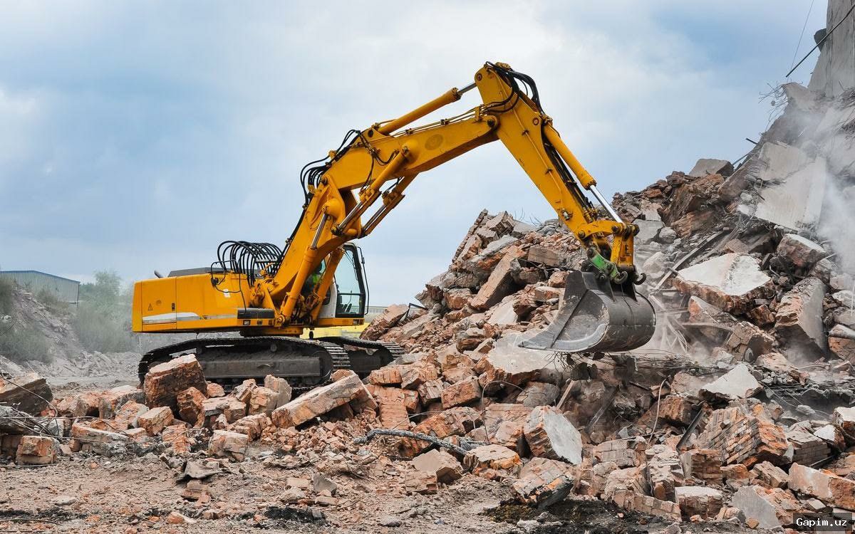 🏗️⚠️ Qo‘yichirchiq tumanida qurilayotgan besh qavatli bino majburiy buzildi