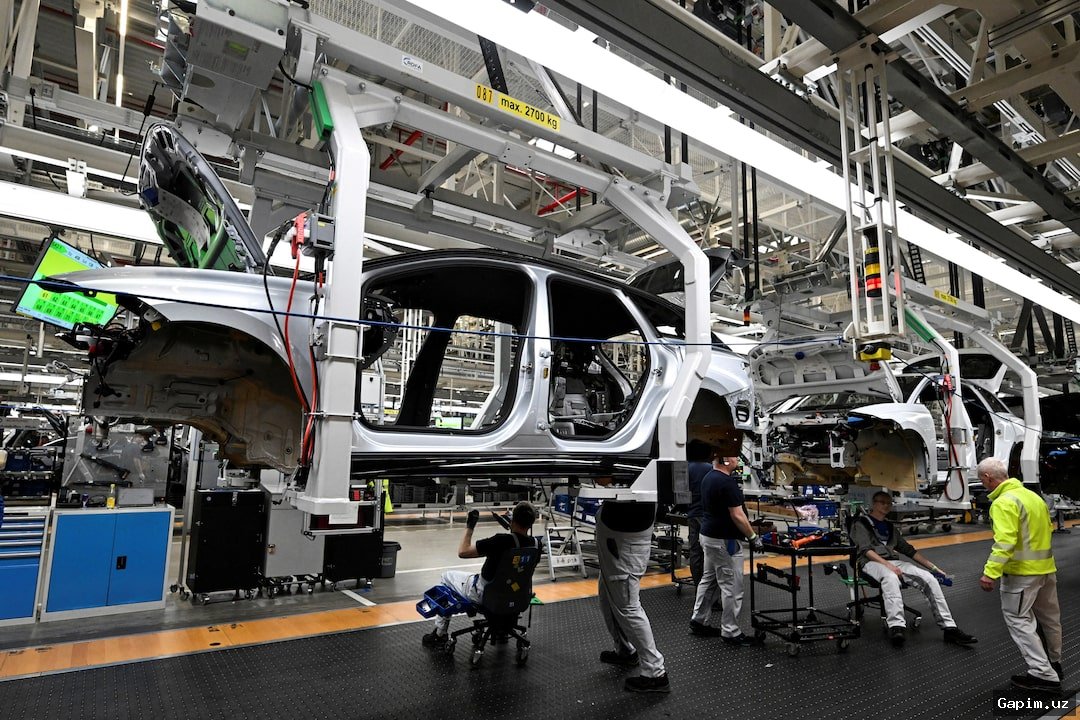 🚗📉 German Auto Industry in Crisis: Sharp Profit Plunge in 2025 Amid Strategic Shifts and Tariff Pressures