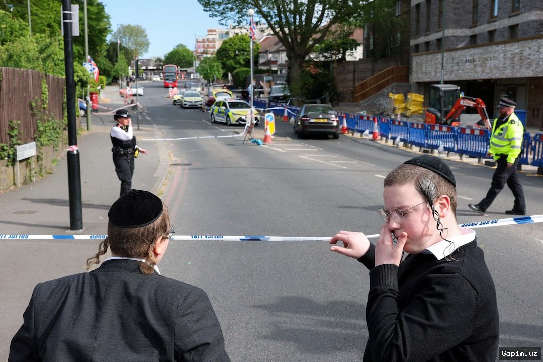 ⚖️🏛️ London shimolida ikki yahudiy erkakni pichoqlashda gumonlanuvchi sudga tortildi