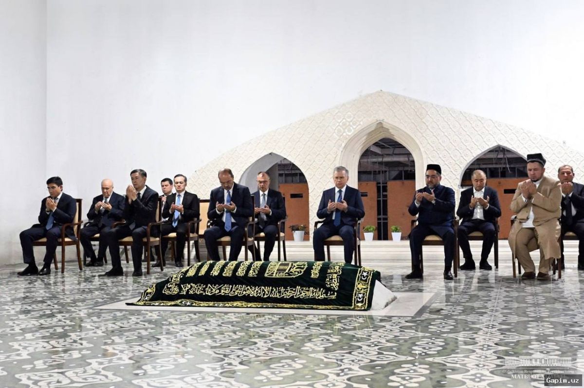 🕌🙏 President Mirziyoyev Visits Islam Karimov's Mausoleum in Samarkand