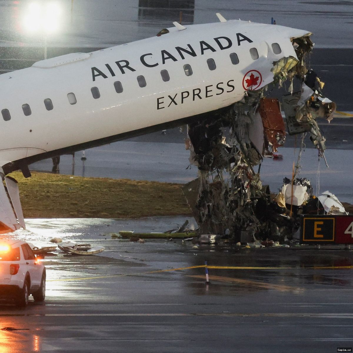 ✈️🚒 Plane Collides with Ground Vehicle at LaGuardia Airport: Two Pilots Killed, Dozens Injured