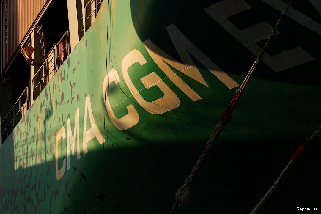 🚢🌊 Western European Ship Navigates Strait of Hormuz for First Time Since Conflict Began