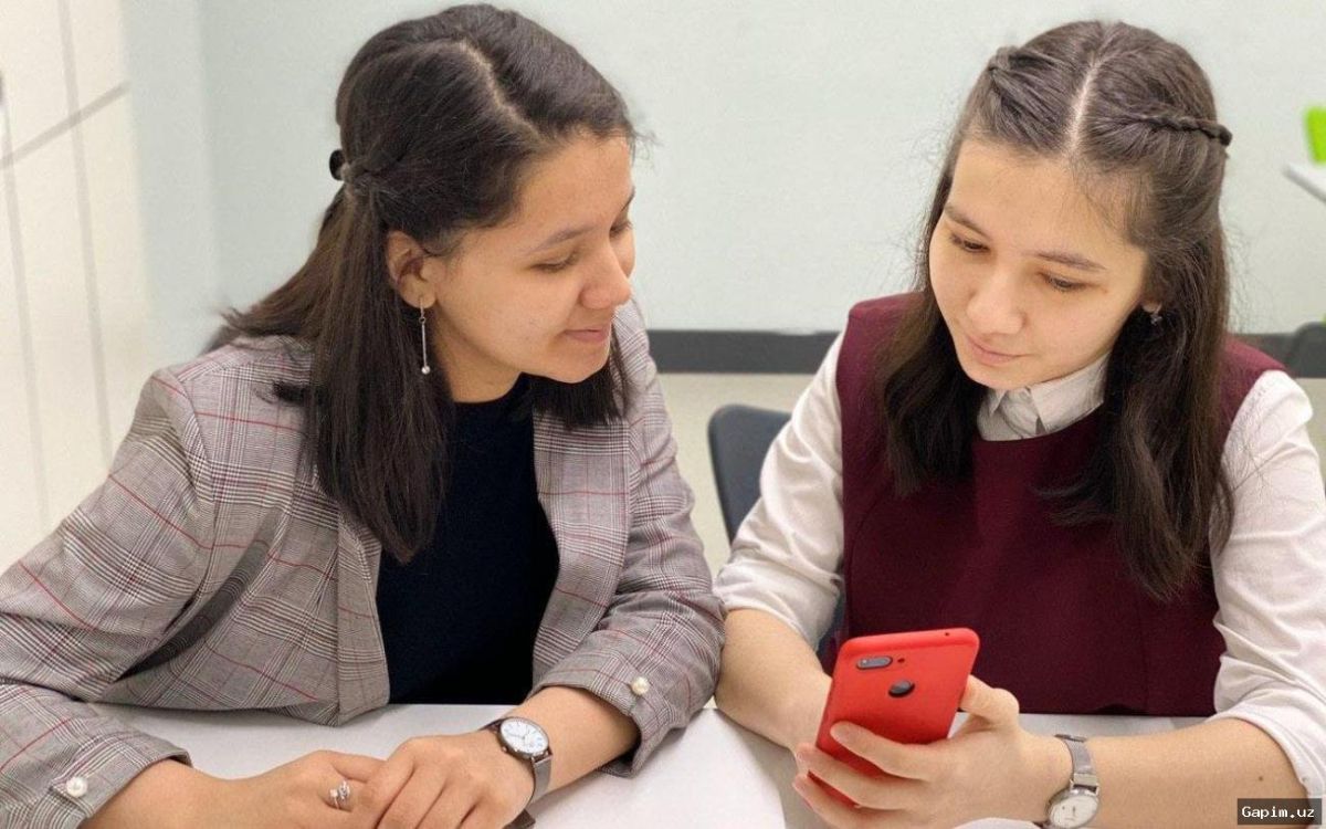 🚸⚠️ Toshkentning Sergeli tumanidagi maktab o‘quvchilari kanal bo‘ylab tor trubalar orqali o‘tishga majbur