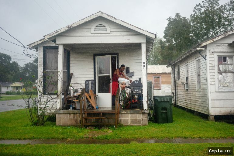 🚗🚨 Car Crashes into Lao New Year Parade in US, Injuring 15 in Louisiana