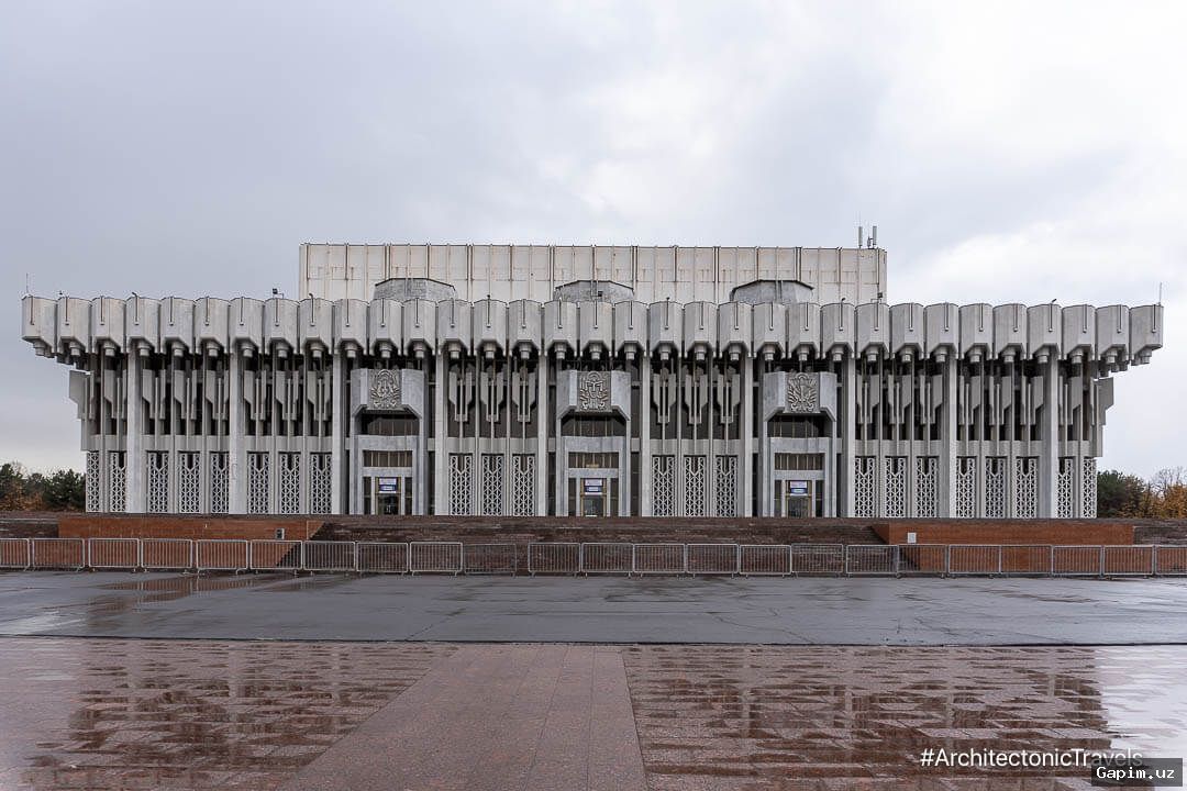 🏛️🚫 Cultural Heritage Agency Orders Removal of Advertisement Banners at Tashkent's Palace of Friendship of Peoples