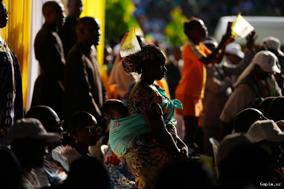 ✝️🌍 Папа Лев XIV в Камеруне: Более 120 тысяч человек посетили мессу под открытым небом