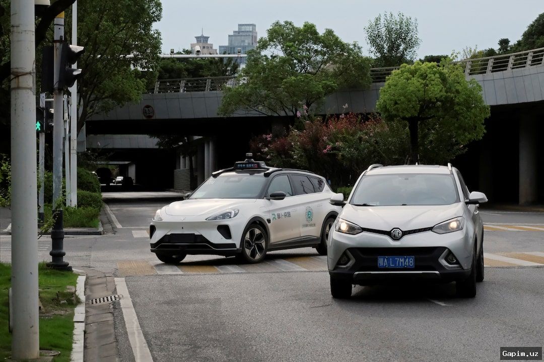 🤖🚗 Baidu kompaniyasining avtonom taksilari Uxanda yo‘l ortida qoldi
