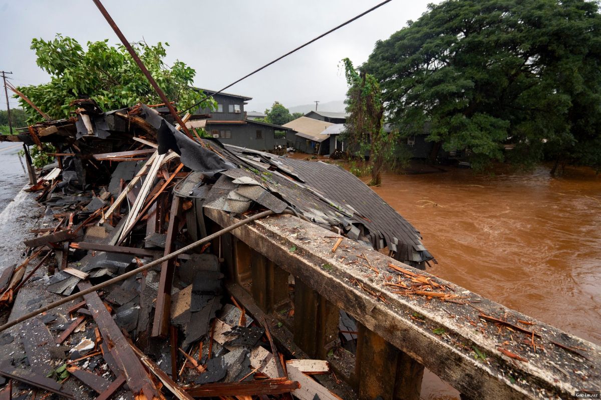 🌧️🏠 Catastrophic Flooding Hits Hawaii's Oahu: Thousands Evacuated, Dam at 'Imminent Failure' Risk
