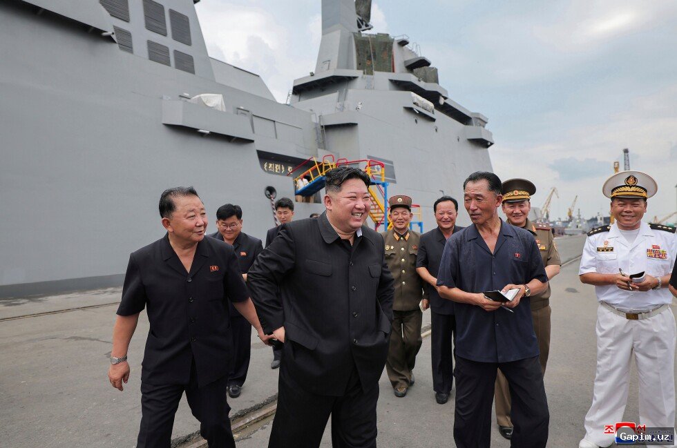 🚢💥 Ким Чен Ын посетил модернизированный военный корабль и наблюдал за испытанием ракет