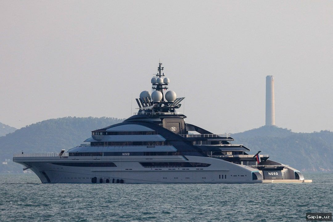 ⚓️🛥️ Superyacht linked to Putin ally sails through Strait of Hormuz despite blockade