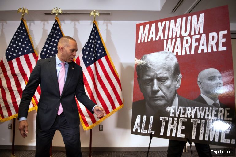 ⚖️🇺🇸 Trump calls for criminal charges against Hakeem Jeffries for 'incitement to violence'