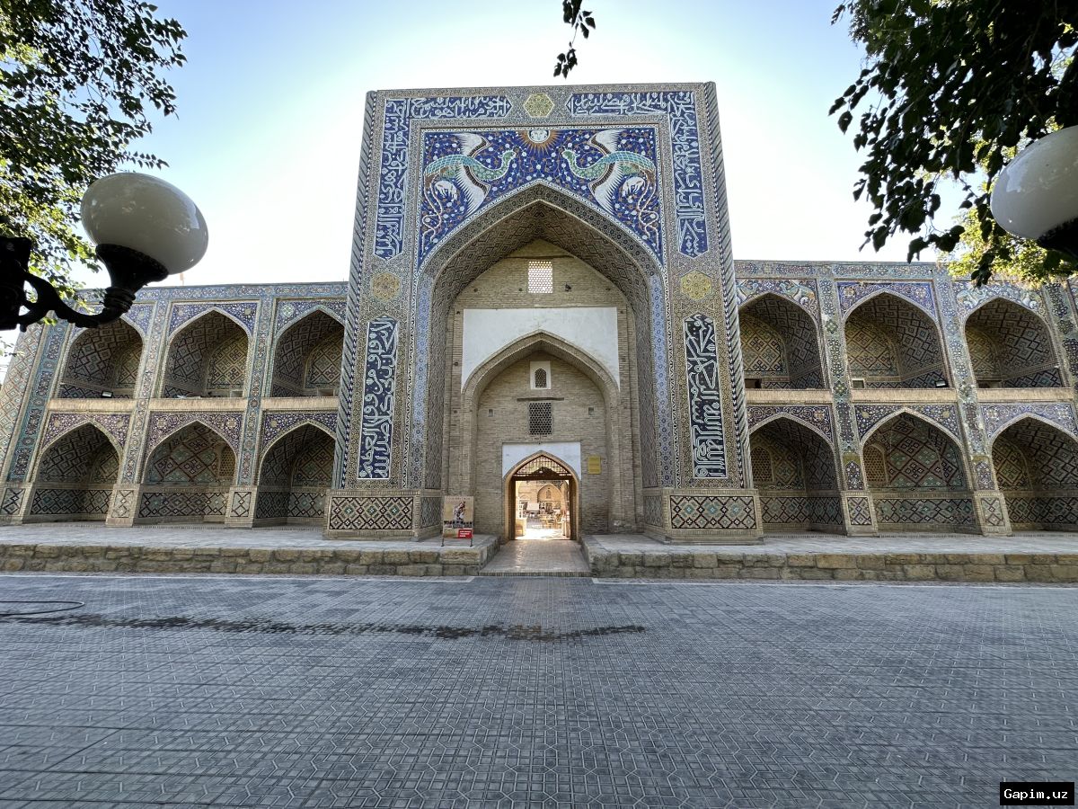 🏛️🎰 Buxoroda tarixiy obida yoniga noqonuniy kazino reklamasi o'rnatildi