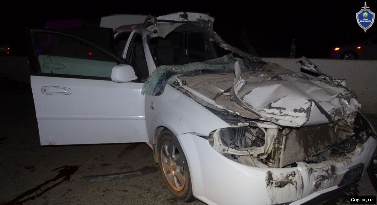 🚗💥 Samarqandda mast haydovchi boshqargan Gentra to‘xtab turgan mashinaga urildi: ikki kishi kasalxonada