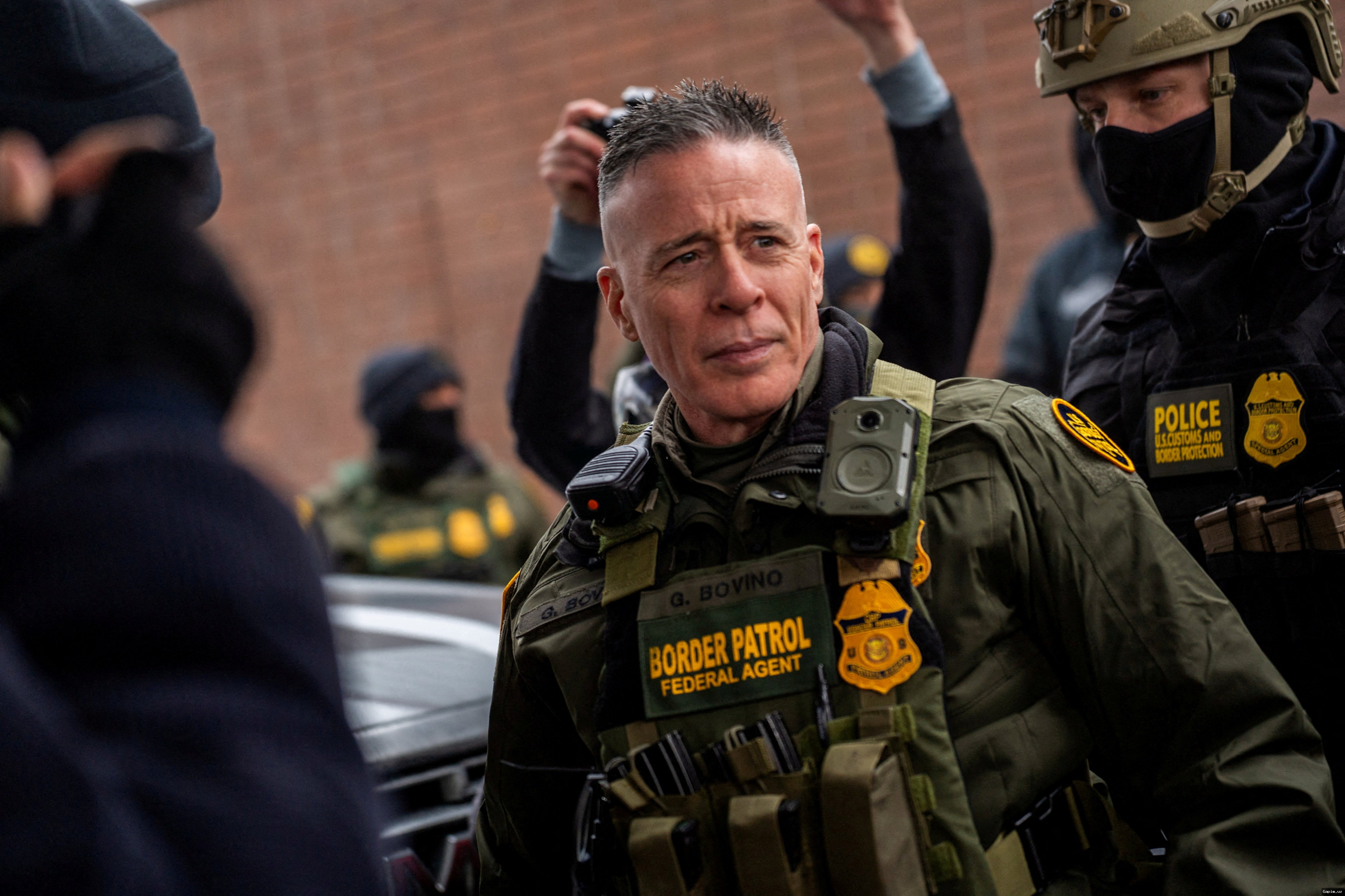 🕵️♂️⚖️ Britaniya politsiyasi Xitoy uchun josuslikda gumon qilinayotgan uch kishini, jumladan, hukmdor Leyboristlar partiyasi deputatining erini qamoqqa oldi