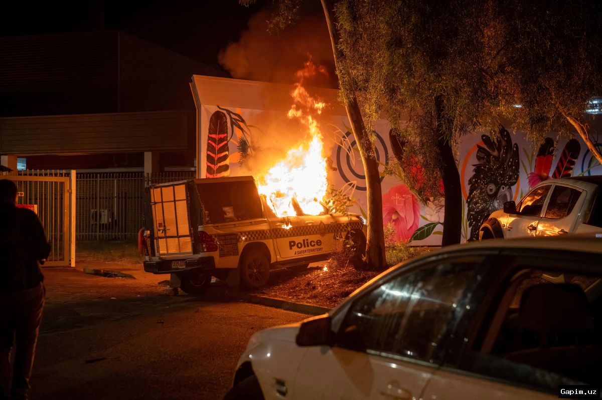 🇦🇺🔥 Протесты в Элис-Спрингс: сотни напали на полицию и врачей после ареста подозреваемого в убийстве девочки