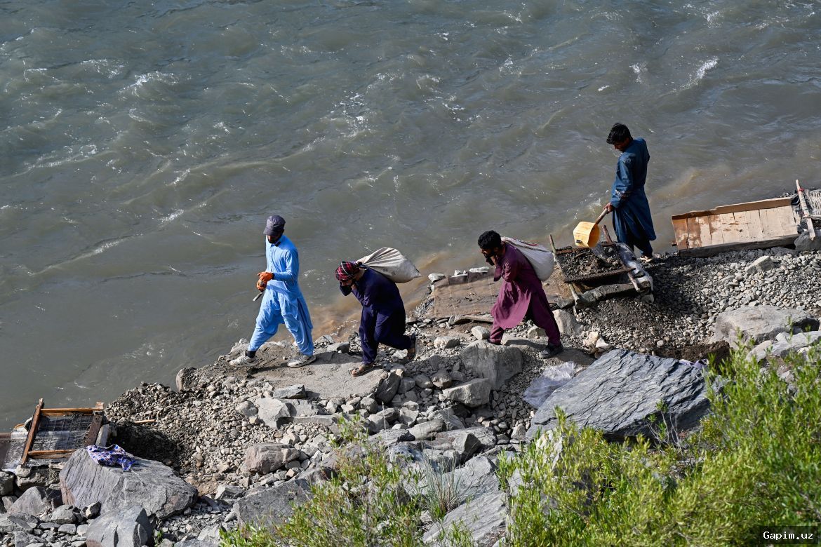 💎⛰️ Gold Prospectors in Afghanistan's Mountains: Scraping a Living Amid Economic Hardship