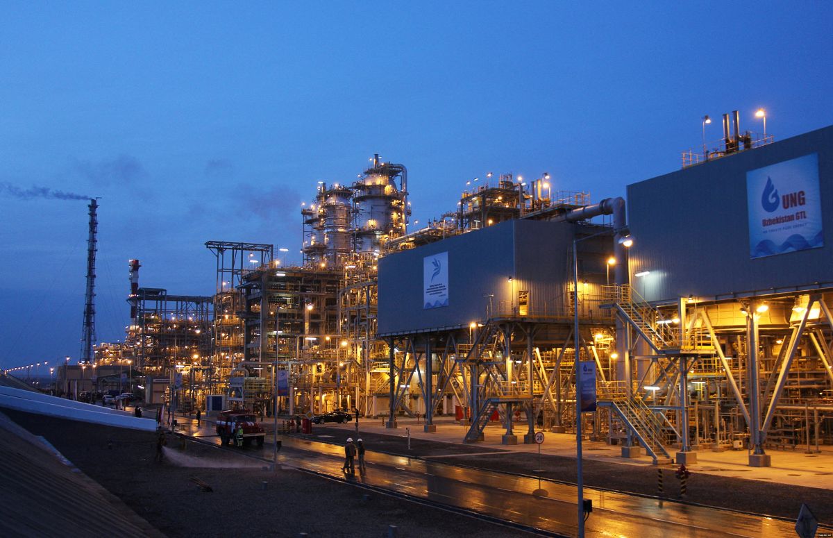 🛢️📊 President Shavkat Mirziyoyev Receives Report on Progress in Uzbekistan's Oil and Gas Sector