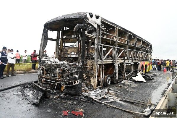 🚌🔥 Bus Collides with Truck and Catches Fire in India's Andhra Pradesh, Killing 13